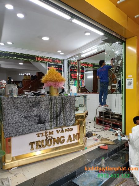 Tiến Phát – Thi công gương dán tường tiệm vàng tại Kon Tum