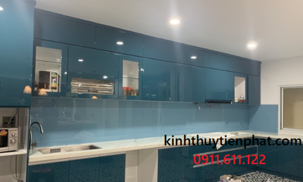 Kính ốp bếp tại quận 5 đem lại gì trong không gian bếp nhà bạn