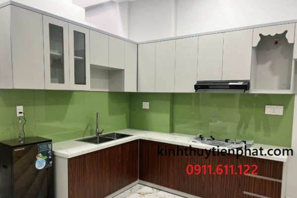 Tiến Phát - Địa điểm lắp đặt kính màu ốp bếp tại phường 13, quận 3