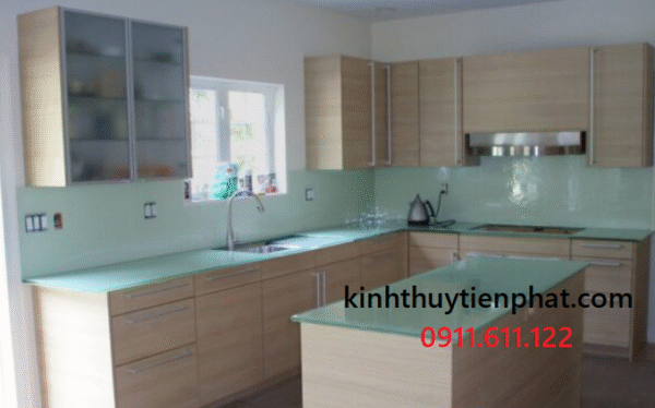 Tiến Phát - Đơn vị lắp đặt kính màu ốp bếp tại phường 2, quận 4