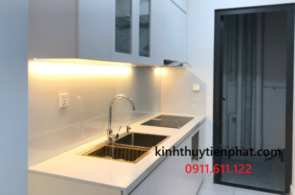 Kết hợp kính màu ốp bếp với các vật liệu nội thất khác tại phường 9, quận 5 Kết hợp kính màu ốp bếp với các vật liệu nội thất khác tại phường 9, quận 5