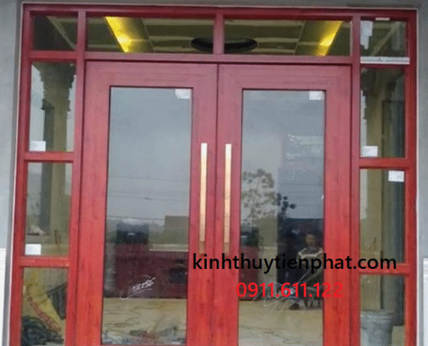 Tiến Phát - Đơn vị lắp đặt cửa kính cường lực khung gỗ tại Quảng Bình