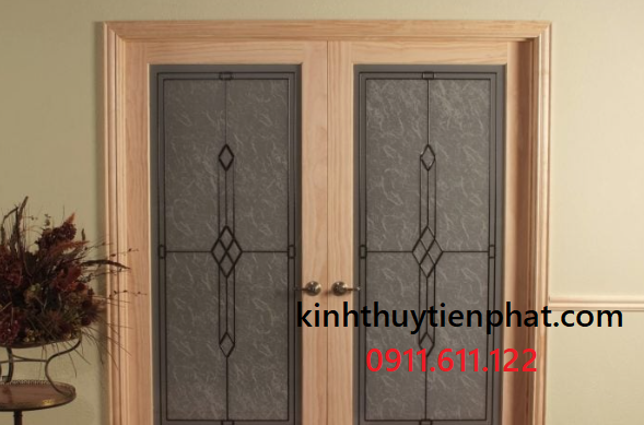 Tiến Phát - Đơn vị lắp đặt cửa kính cường lực khung gỗ tại phường Bàn Cờ, quận 3