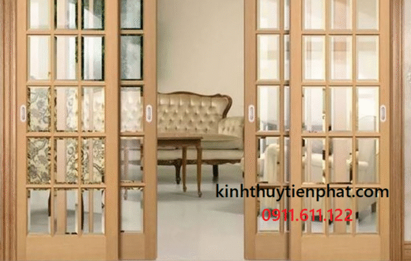 Tiến Phát - Đơn vị lắp đặt cửa kính cường lực khung gỗ tại phường Bến Thành, quận 1