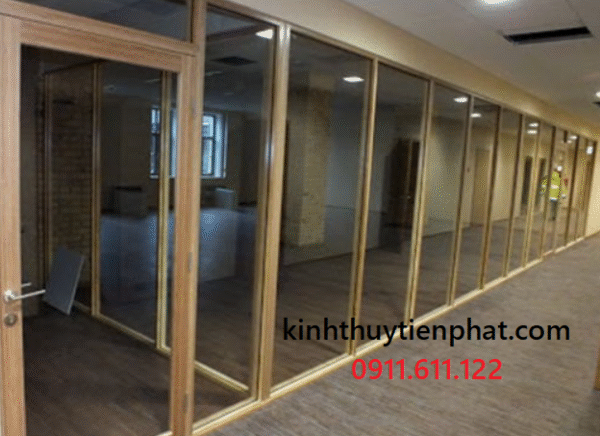 Những điểm thực tế của vách kính cường lực khung gỗ tại quận 4, tphcm Những điểm thực tế của vách kính cường lực khung gỗ tại quận 4, tphcm