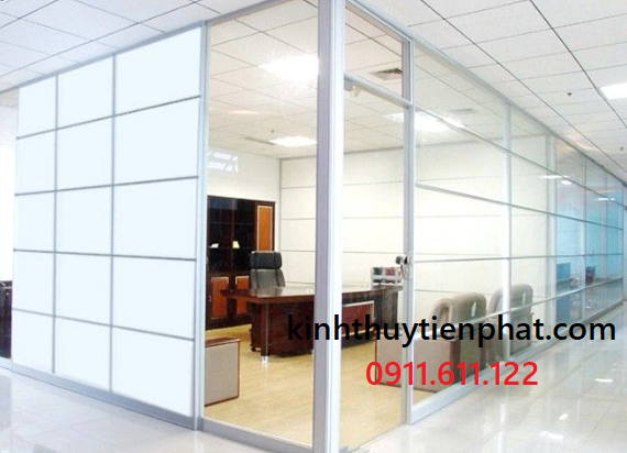 Vách kính cường lực khung gỗ phù hợp với không gian nhỏ tại quận 11, tphcm