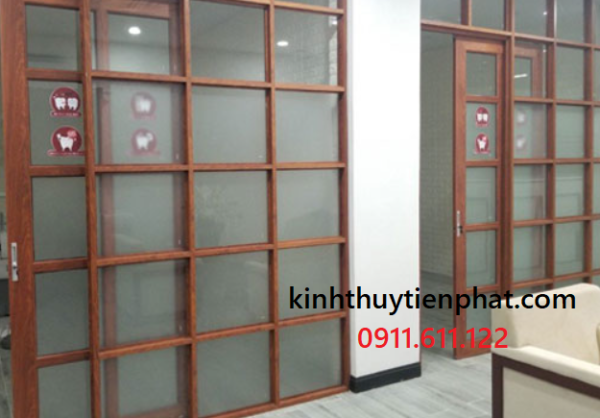 Vách kính cường lực khung gỗ là giải pháp bền đẹp cho không gian hiện đại tại Bình Dương