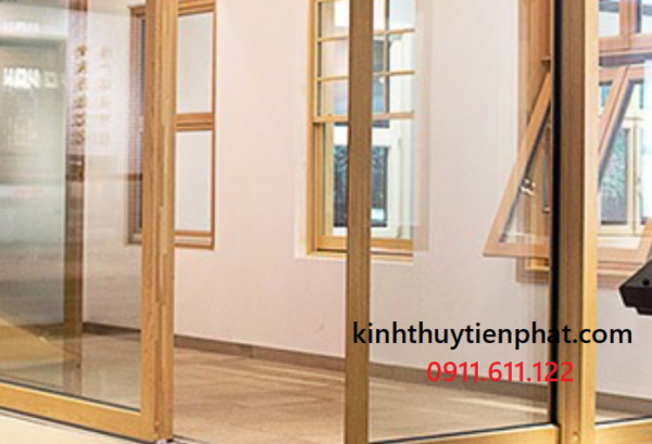 Ứng dụng của vách kính cường lực khung gỗ tại quận 6, tphcm