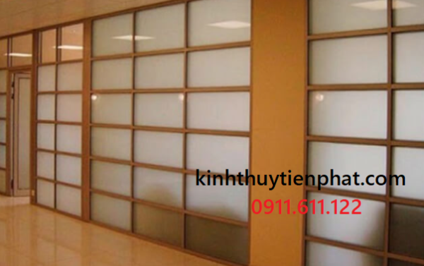 Tiến Phát - Đơn vị lắp đặt vách kính cường lực khung gỗ tại quận Gò Vấp, tphcm