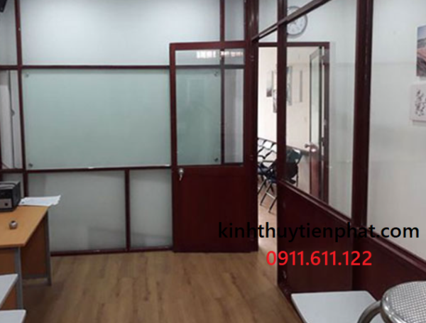 Tiến Phát - Đơn vị lắp đặt vách kính cường lực khung gỗ tại Bình Dương