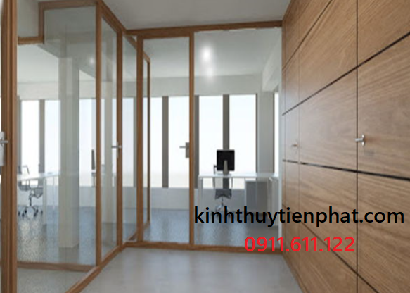 Tiến Phát là đơn vị lắp đặt vách kính cường lực khung gỗ tại quận 11, tphcm