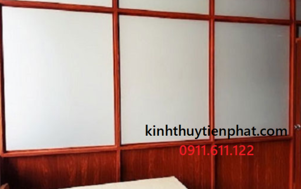 Ứng Dụng và lưu ý khi lựa chọn vách kính cường lực khung gỗ tại Bình Phước