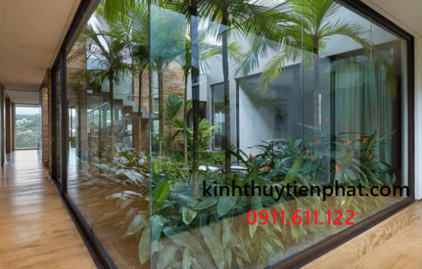 Tính năng của vách kính cường lực khung gỗ trong nội thất tại quận 12, tphcm