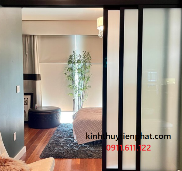 Tiến Phát - Đơn vị lắp đặt vách kính cường lực khung gỗ tại quận Tân Phú, tphcm