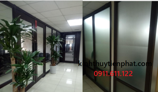Tiến Phát - Đơn vị lắp đặt vách kính cường lực khung gỗ tại quận 12, tphcm