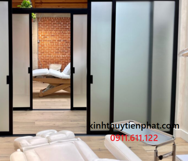 Lợi ích của việc lắp đặt vách kính cường lực khung gỗ trong nội thất tại quận Phú Nhuận, tphcm