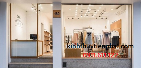 Có nên lắp đặt vách kính cường lực khung gỗ tại quận 8, tphcm hay không?