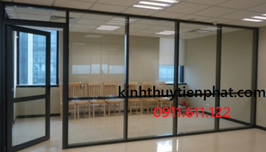 Tiến Phát - Đơn vị lắp đặt vách kính cường lực khung gỗ tại Đồng Nai