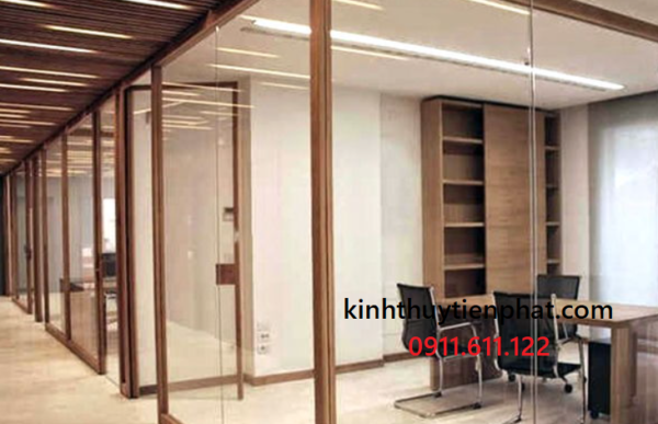 Vách kính cường lực khung gỗ có bị xuống màu theo thời gian không tại Đắk Lắk?