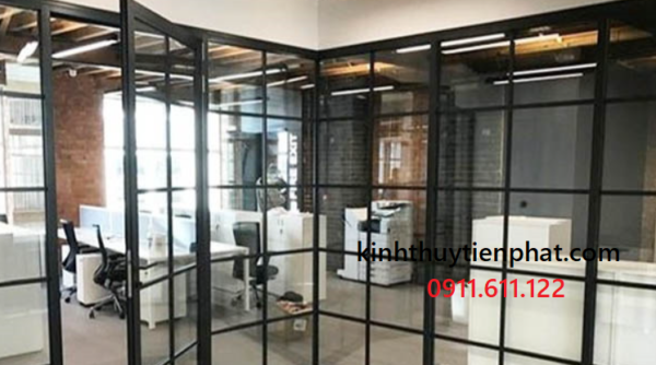 Một số lưu ý cần thiết khi lắp đặt vách kính cường lực khung gỗ tại Hà Tĩnh