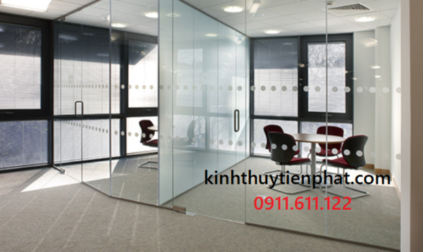 Tiến Phát - Nhà thầu chuyên lắp đặt vách kính cường lực khung gỗ tại Gia Lai