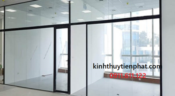 Tiến Phát - Đơn vị chuyên lắp đặt vách kính cường lực khung gỗ tại Đắk Lắk