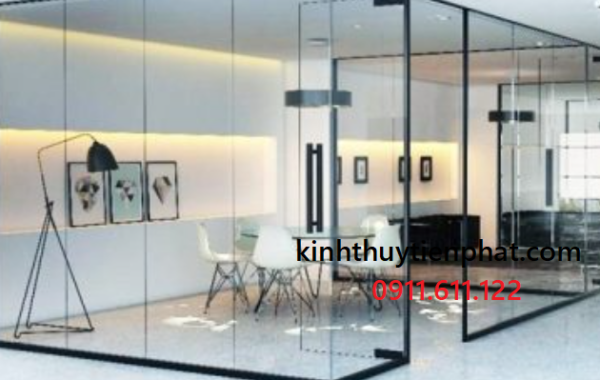 Tiến Phát - Đơn vị lắp đặt vách kính cường lực khung gỗ tại Quảng Nam