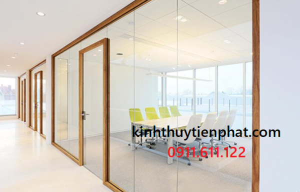 Tiến Phát - Đơn vị chuyên lắp đặt vách kính cường lực khung gỗ tại Long An