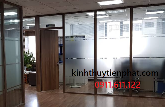 Giá vách kính cường lực khung gỗ tính theo m2 tại Bạc Liêu