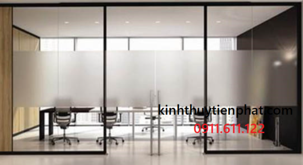 Những lưu ý trong việc thiết kế nội thất và lắp đặt vách kính cường lực khung gỗ tại Quảng Bình