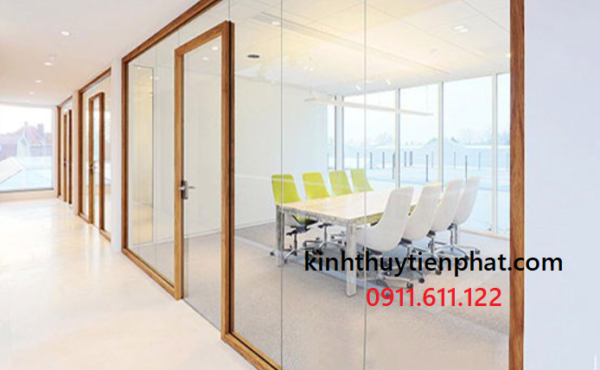 Tiến Phát - Đơn vị chuyên lắp đặt vách kính cường lực khung gỗ tại Đắk Nông