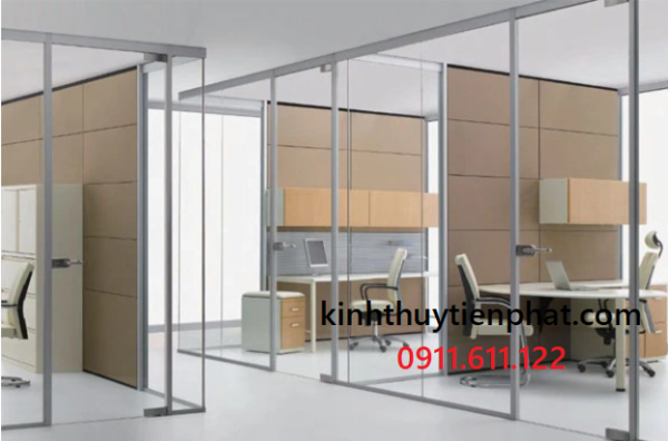 Ứng dụng và bí quyết lựa chọn vách kính cường lực khung gỗ tại Bến Tre