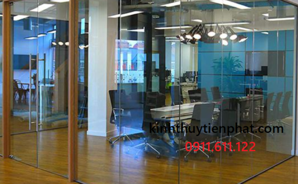 Tiến Phát - Đơn vị lắp đặt vách kính cường lực khung gỗ tại Cà Mau