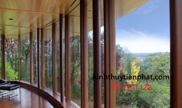 Tiến Phát - Đơn vị lắp đặt vách kính cường lực khung gỗ tại Lâm Đồng