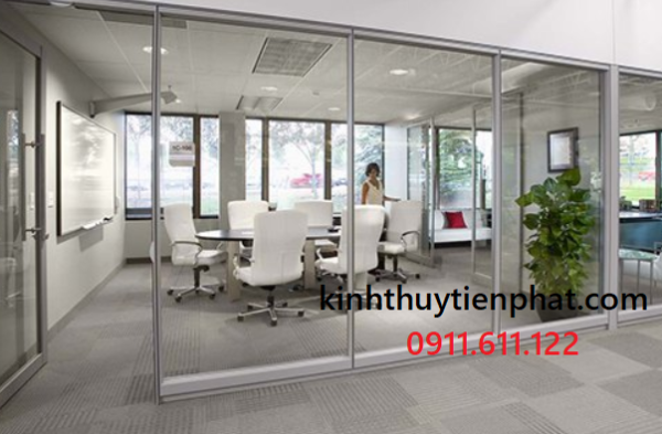 Những ứng dụng rộng rãi của vách kính cường lực khung gỗ tại Kon Tum