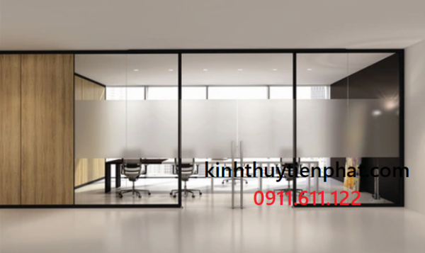 Đặc điểm của vách kính cường lực khung gỗ tại Trà Vinh