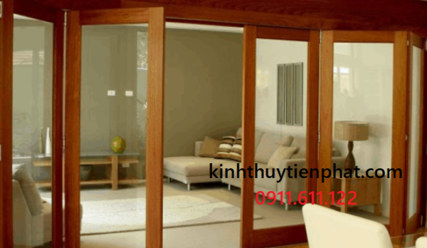 Các mẫu vách kính cường lực khung gỗ năm 2025 tại Vĩnh Long