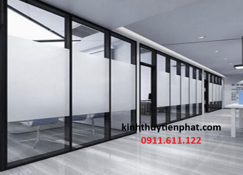 Tiến Phát lắp đặt vách kính cường lực khung gỗ tại Hà Nội