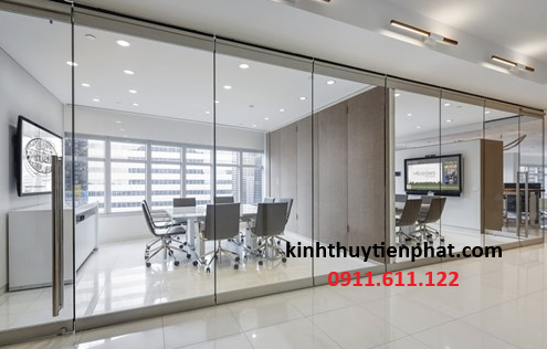 Tiến Phát - Đơn vị lắp đặt vách kính cường lực khung gỗ tại Quảng Ninh