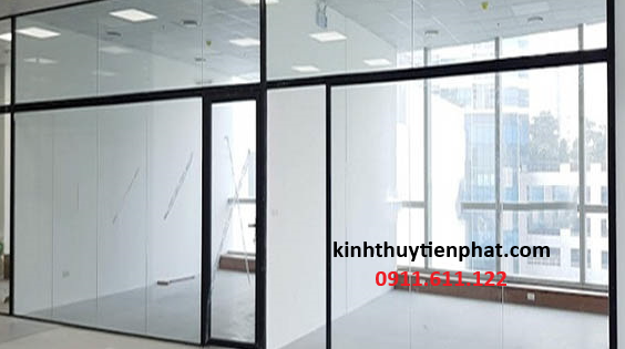 Tiến Phát – Đơn vị lắp đặt vách kính cường lực khung gỗ tại Hưng Yên